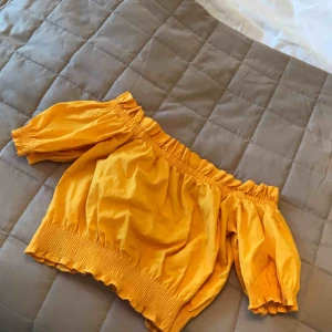  - Fin sommartopp från H&M i fint skicka, säljes pga används ej längre. Kan skickas men kan också mötas upp i Stockholm ✨