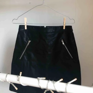  - Kjol i skinnimitation. Köptes på en outlet och saknar lapp och därmed storlek men sitter som en S. Frakt tillkommer. 