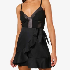  - Jättefin, söt kjol! Den är kort och skulle säga att den är lite liten i storleken, stl 38/m men kanske mer en 36. Helt oanvänd eftersom den är för liten för mig! 