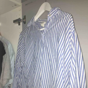 Superskön sommarskjorta✨ - Jätteskön luftig skjorta som är skitsnygg till en par jeans eller bara över en bikini på stranden💕 bra skick och sitter lite oversized. 