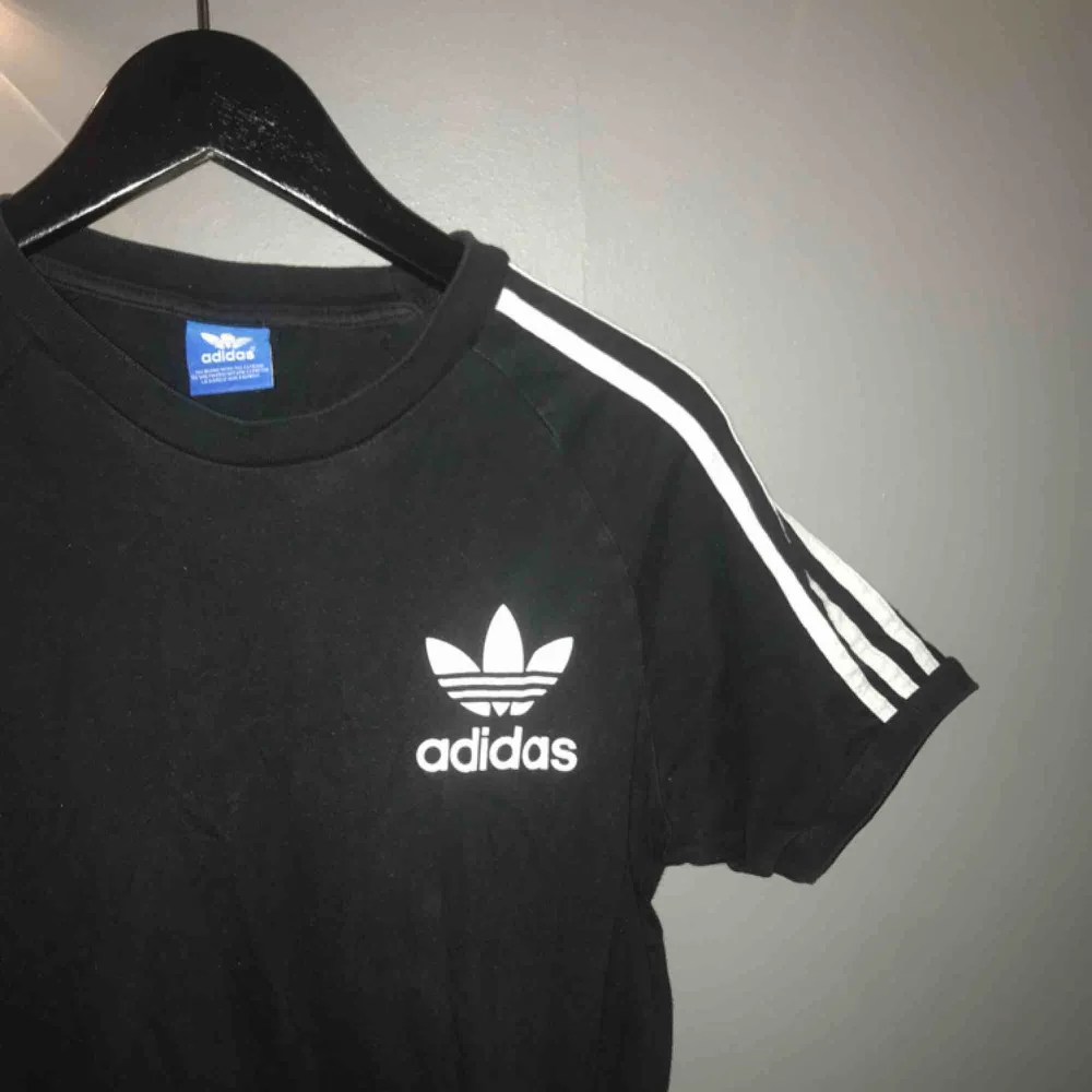 Adidas Tshirt i storlek Small! Passar även XS och M beroende på hur man vill att den ska sitta! Köparen står för frakt🤗. T-shirts.