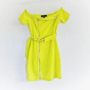  - Skitsnygg neonfärgad klänning i absolut nyskick och med lappen kvar. Frakt tillkommer på 27 kr 💗