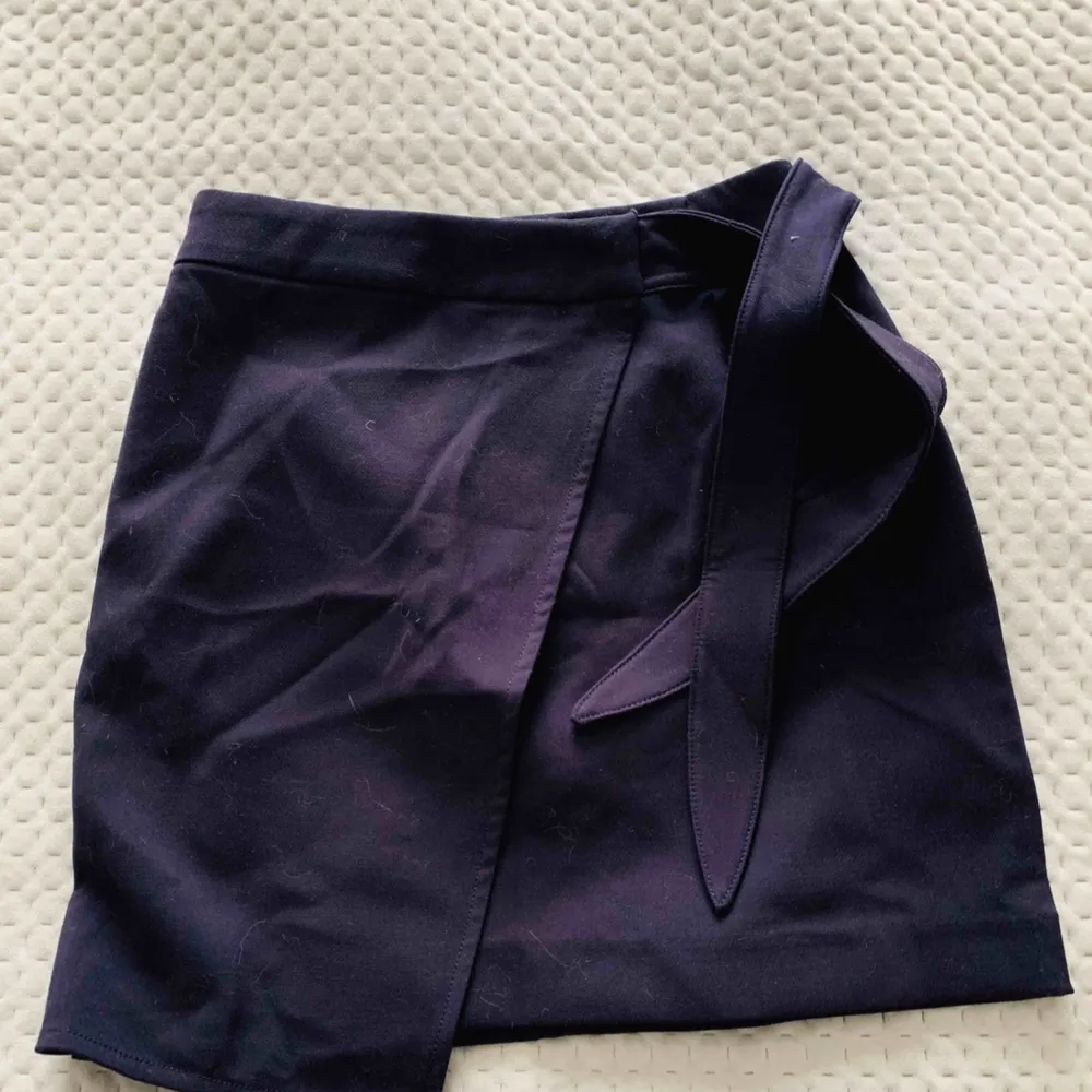 Mörkblå kjol från HM med knytning i midjan. Aldrig använd. . Kjolar.