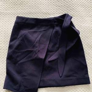 Mörkblå kjol från HM med knytning i midjan. Aldrig använd. 