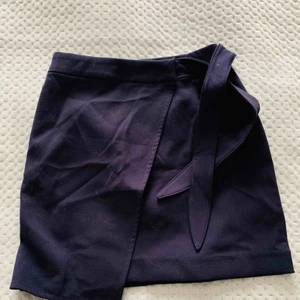  - Mörkblå kjol från HM med knytning i midjan. Aldrig använd. 