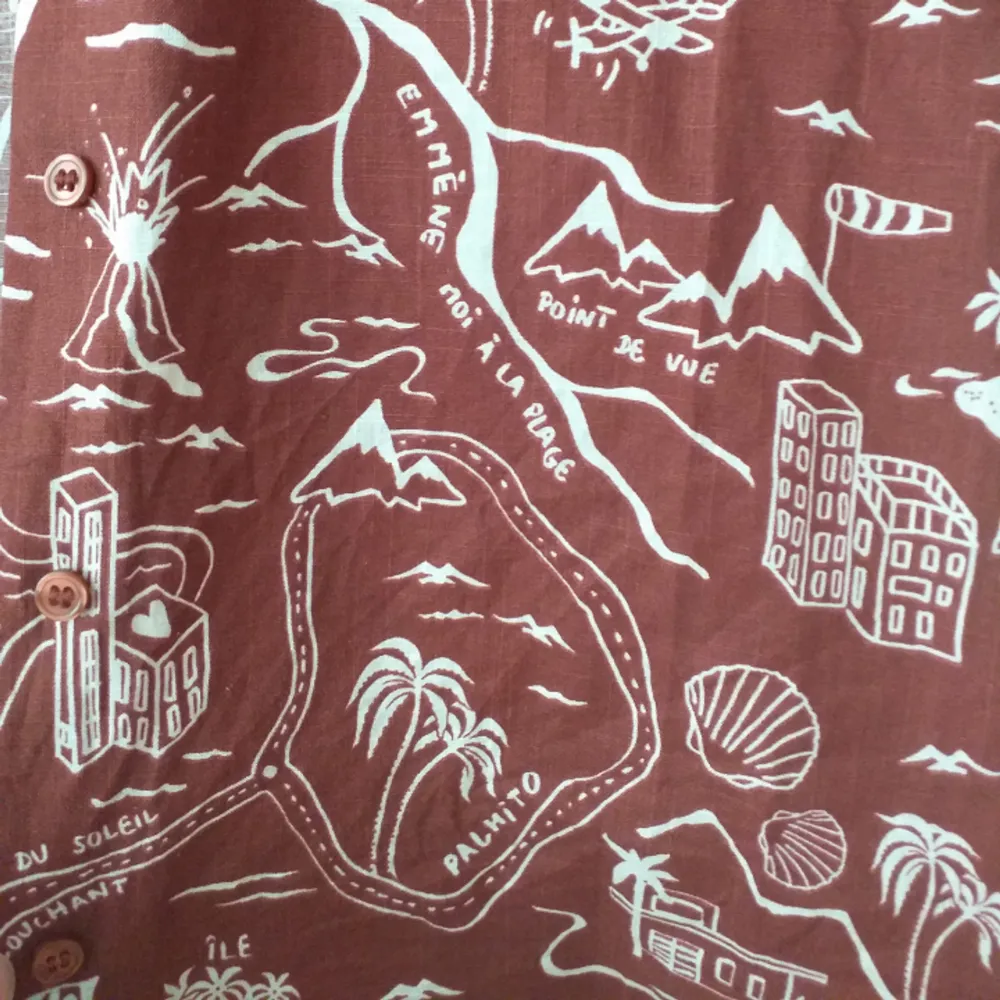 Jättefin skjorta från &Other Stories, bra skick sparsamt använd. Så fint mönster med inspiration från franska Rivieran.. Skjortor.