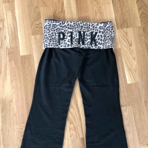  - Välanvända med ett litet hål på baksidans. Uppsydda ben så att det passar personer som är ca 160cm.  - Kan mötas upp i centrala Västerås eller skickas på poster mot en fraktkostnad på + 49kr.