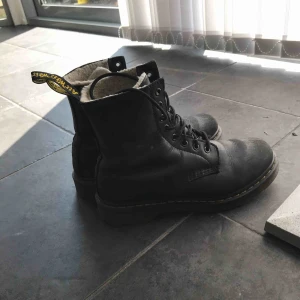  - Fodrade kängor från dr.martens 
