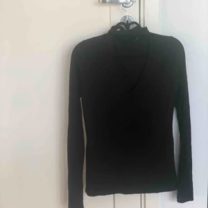  - En fin svart tröja från Bik Bok som man kan knyta vid halsen den är i fint skick (frakt tillkommer)🙂💗
