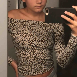  - Off shoulder tröja i lejopard mönster. Endast andvänt en gång, skit snygg bara inte riktigt min stil längre, skriv om du är intresserad, pris diskuteras 