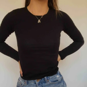  - Basic fint aldrig använd Tröja. Lätt att matcha med vad som helst. Mycket fin att ha som layering plagg. 