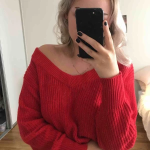  - Oanvänd röd tröja från Gina Tricot, lite oversized så går ner en bit på axlarna