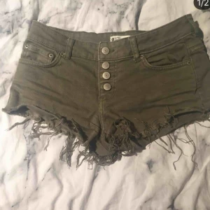  - Jeansshorts från gina tricot! Använda 3 gånger ungefär, säljer pga att dom är för små för mig. Dem är i bra skick, som nya🥰  säljer dem för 40kr + frakt