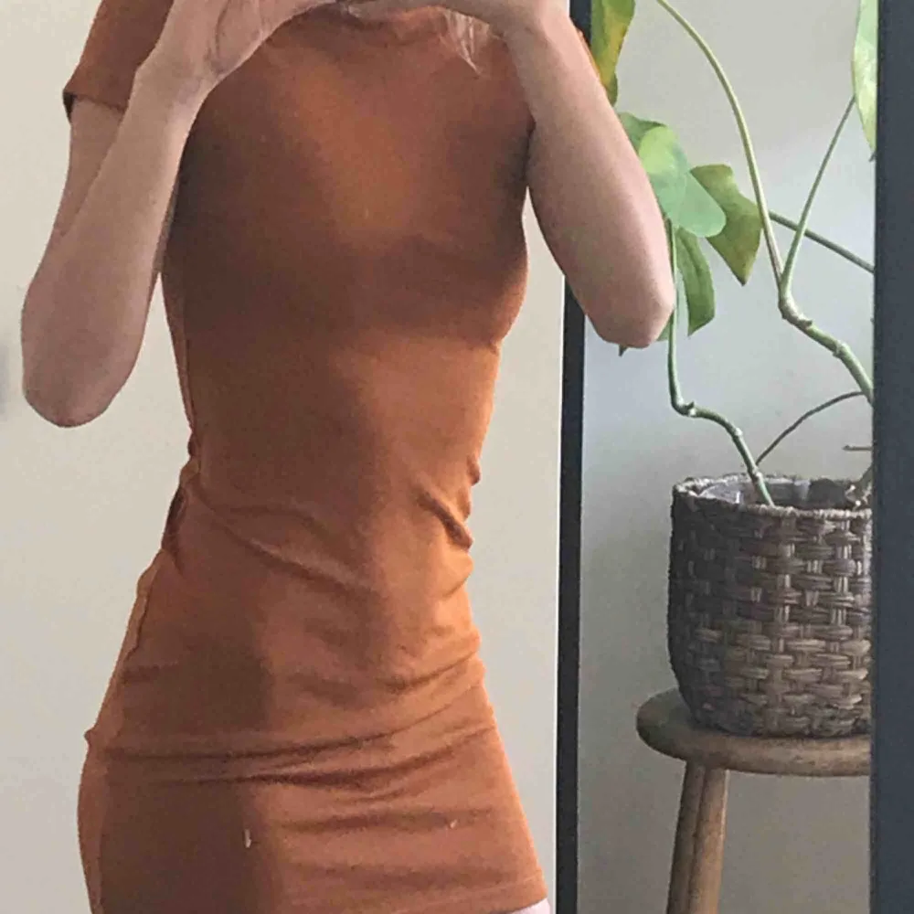 fin orange klänning som sitter som en smäck, om du vill ha den som tröja är de bara att klippa, kan bli en fett snygg crop top. Klänningar.