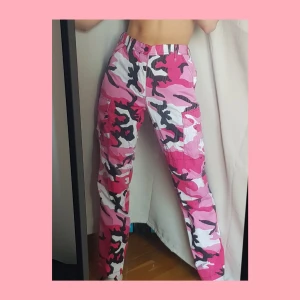  - Assnygga byxor från junkyard, helt oanvända med prislapp kvar. Går att dra åt i midjan och längst ner på benen. Nypris 500