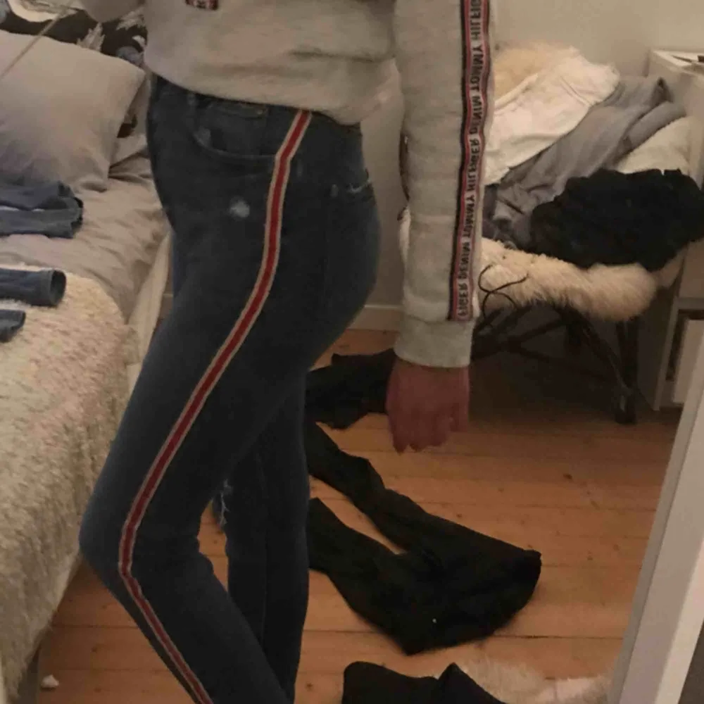 Jeans från zara köpta för 349kr, nyskick!! Passar mig dom har xs men dem är sjukt stretchiga så skulle likaväl sitta bra på en person som har m eller s. Jeans & Byxor.