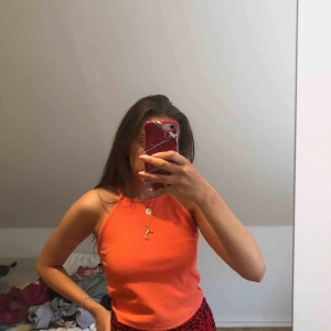  - Säljer denna somriga halterneck-toppen från New Look! Storlek 8, oanvänd!