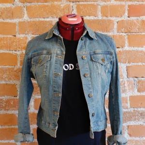  - Jeansjacka från HM i strl 36, fint skick! Frakt 54kr 98%bomull, 2%spandex