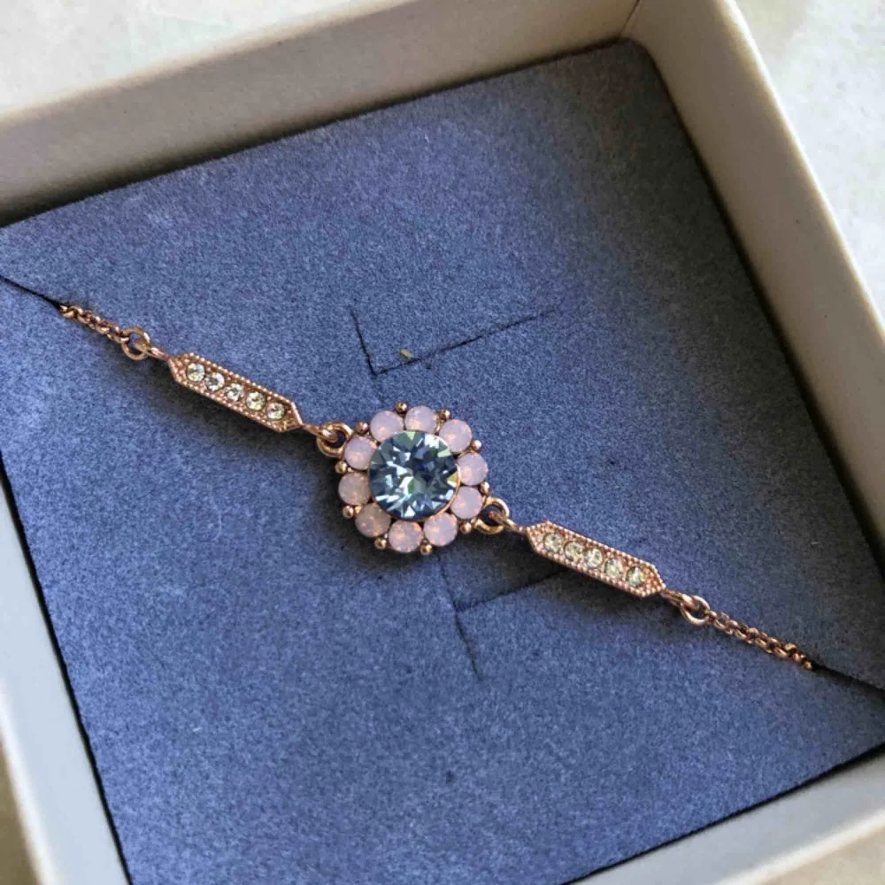 Miss Sofia bracelet silk Lily and rose armband helt oanvänd men väldigt snyggt! 🌸 roseguld . Accessoarer.