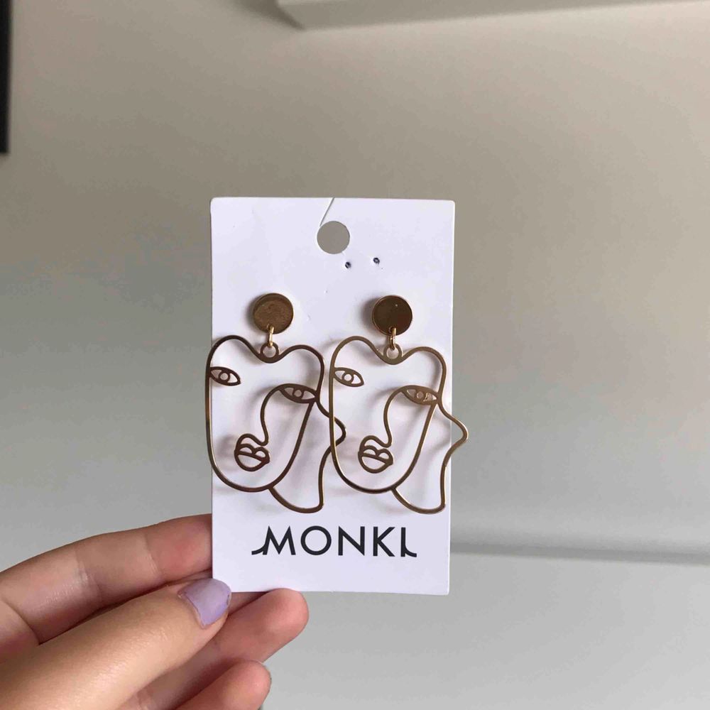 Balla örhängen från monki, endast använda vid tagning av bild. Kan hämtas i Lund annars tillkommer frakt på 18 kr 🧚🏽‍♀️ skriv om ni har frågor! . Accessoarer.