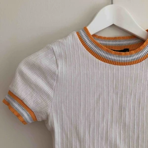  - T-Shirt från bikbok som är använd lite men har en fläck på, den går bort i tvätten Möts i Göteborg eller fraktar mot fraktkostnad🌈