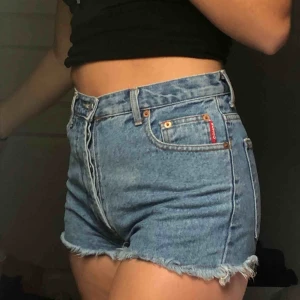  - Jeansshorts från bongo köpta på beyond retro i Stockholm, lite för små för mig tyvärr:/ möts gärna upp i Stockholm:)