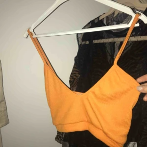 Topp från Nelly - Orange topp från Nelly som säljs pga att jag inte använder den. Nyskick, använd en gång ☺️
