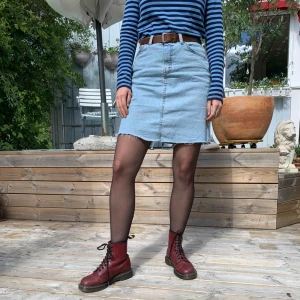  - Vinröda Dr Martens, Använda ca 1 år, sedan bara stått. Lite härligt nötta i vecken på ovansidan, men skokräm ska nog kunna piffa till dom lite. Finns i Stadshagen eller vid Rådmansgatan. 