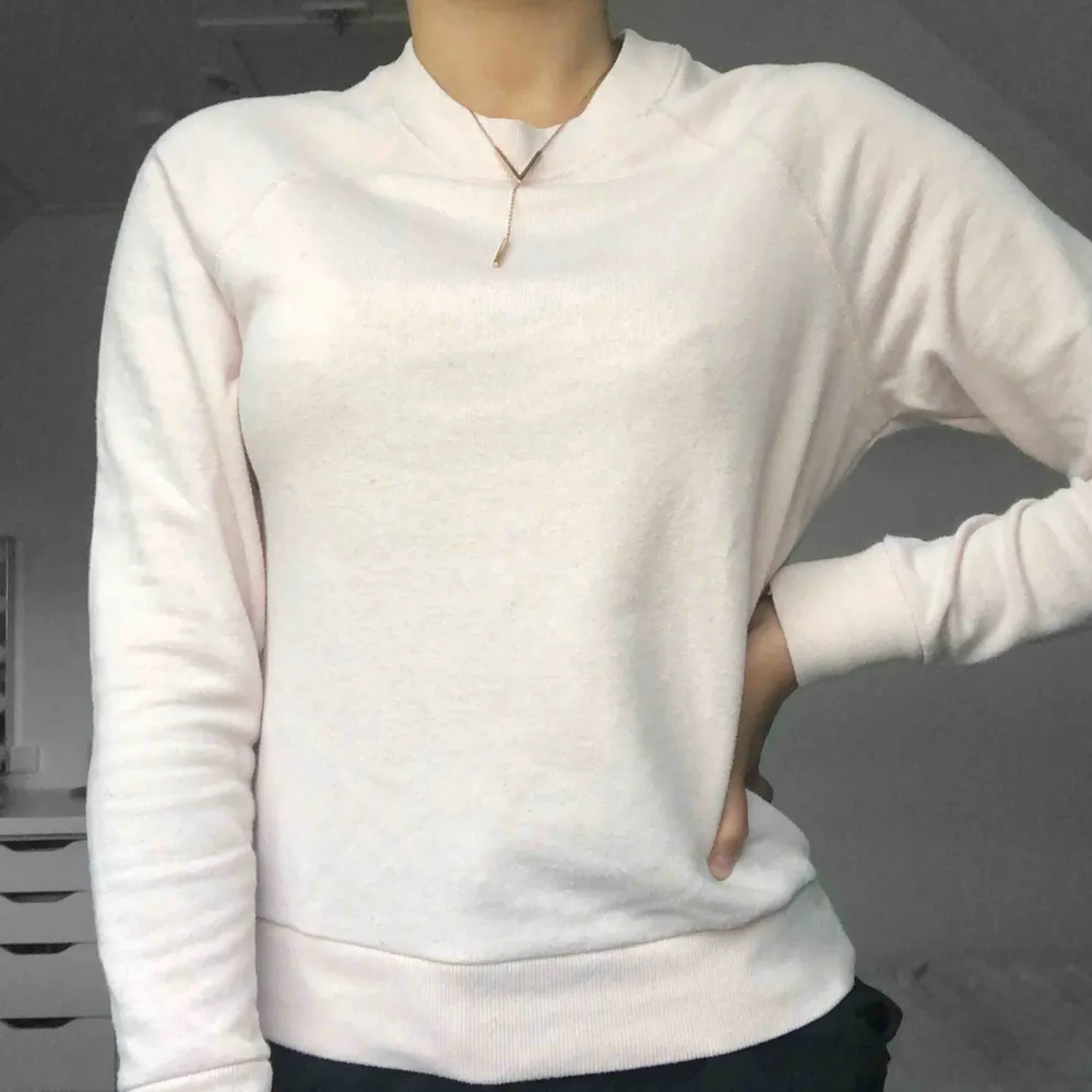 Ljust rosa tröja ifrån H&M i storlek XS. Du som köpare står för frakten ❤️. Tröjor & Koftor.