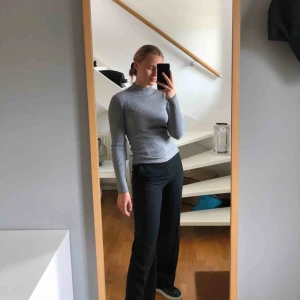  - Grå Ribbstickad polotröja från Gina Tricot. Storlek S. Har en liten lagning som knappt syns.🖤🖤