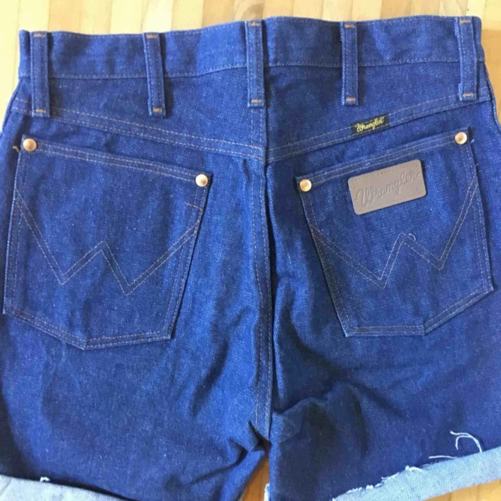 Nästintill oanvända jeans-shorts från Wrangler. . Shorts.