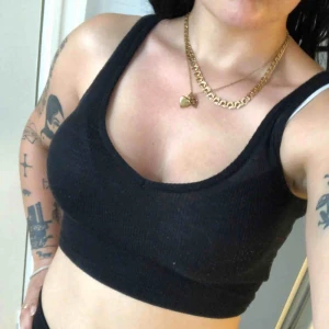  - En croptop från Primark. Storlek 34/XS-S, damstorlek. Skick: 6/10. Levereras nytvättad. Postas endast, (18kr) frakten är inräknad i priset. Mvh Marija & Nugget