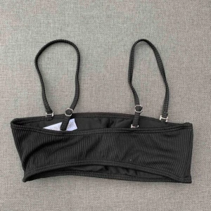  - En svart bandeau bikini med avtagbara band, oanvänd. Säljer pågrund av för liten.