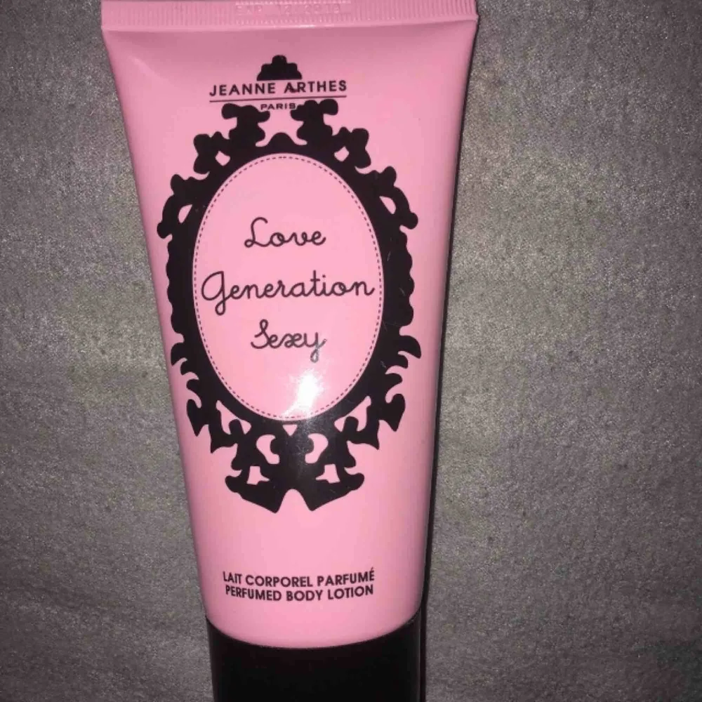 Säljer en body lotion från JEANNA ARTHES luktar väldigt gott och har bara använt den 3 gånger eftersom att jag redan har flera body lotions och måste rensa mycket.  Jag fraktar inte! Möts upp i frölundatorg,nordstan eller så kan vi diskutera vart❤️. Accessoarer.