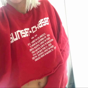  - Väldigt snygg croppad hoodie! Bra skick! Kan fraktas, mötas upp eller bytas.