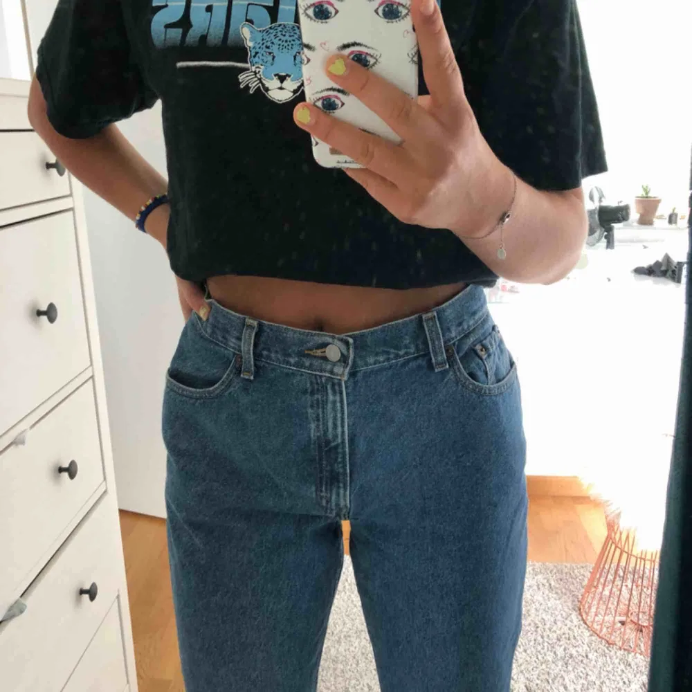  Blåa Levis jeans som är mom fit. Inte slitna nånstans utan säljer på grund av att jag har för många jeans.. Jeans & Byxor.
