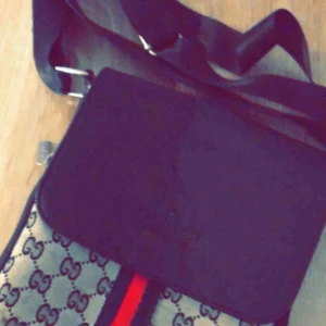  - Cucci väska bra matrial o kavaljer kom priv för mer info