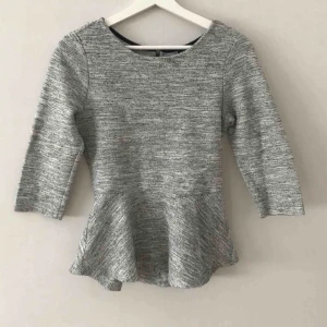  - Supersnygg tröja med trekvarts-ärmar i nyskick. Storlek M, sitter mer som en S. Frakt tillkommer.