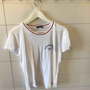  - Lätt croppad T-shirt från Brandy Melville! Märkt one size men skulle säga XS-S. Frakt 50kr eller möter upp i Kristinehamn 