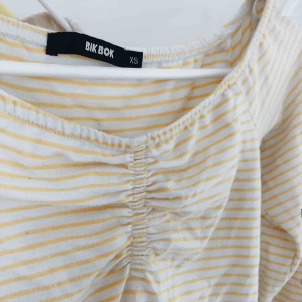 Jättesöt gul-vit-randig topp med en superfin söm-detalj mellan brösten! Verkligen gullig!💛 Säljer pga att jag har tyvärr växt ur den💛 Går både att ha off-shoulder och även precis ovanför axlarna. . Toppar.