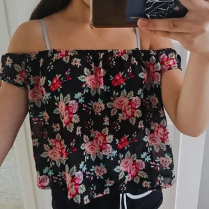  - Offshoulders blus som funkar för XXS och XS storlekar men är egentligen 152 barn storlek. 