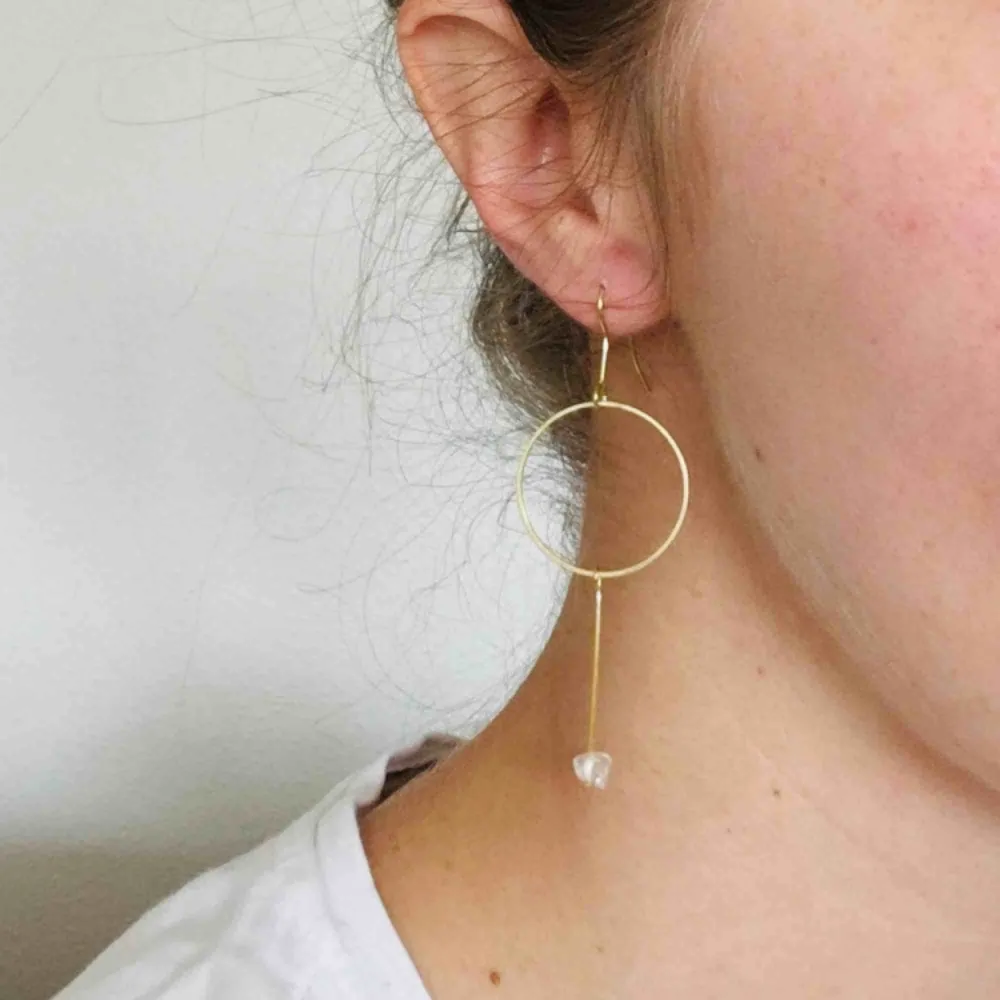 Handgjorda minimalistiska örhängen med glaspärla - frakt 9 kr. Accessoarer.
