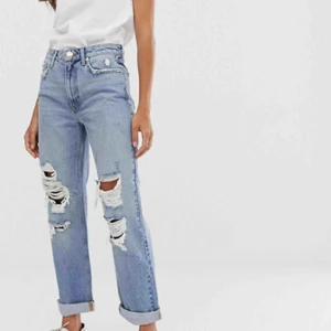 ASOS ripped jeans - Ett par jeans från Asos, River Island som jag glömt att skicka tillbaka. Lite Levis 501 stil så inte tight på mig som är XS. Jeansen finns kvar ännu på Asos sida.  Avklippta ben då de var för långa, endast använda en gång. Frakt 79kr, katt finns i hemmet