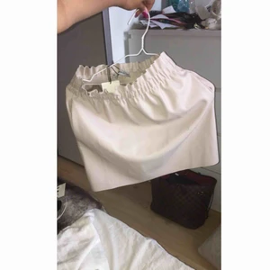  - Super fin rosa fejk läder kjol från Zara! Helt ny & oanvänd! Prislappen finns kvar