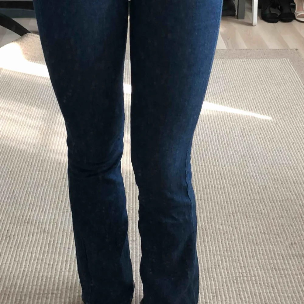 Mörkblåa bootcut jeans från Gina Tricot. Använda fåtal gånger. Väldigt sköna och stretchiga. Jag är 23-24 i midjan och 164 cm lång för att få ett perspektiv. Kan möta upp i Malmö annars står köparen för frakten.. Jeans & Byxor.