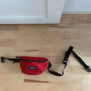  - Knappt använd midjeväska från Eastpak. Kan mötas upp i Sthlm eller frakta för ca 60 kr.