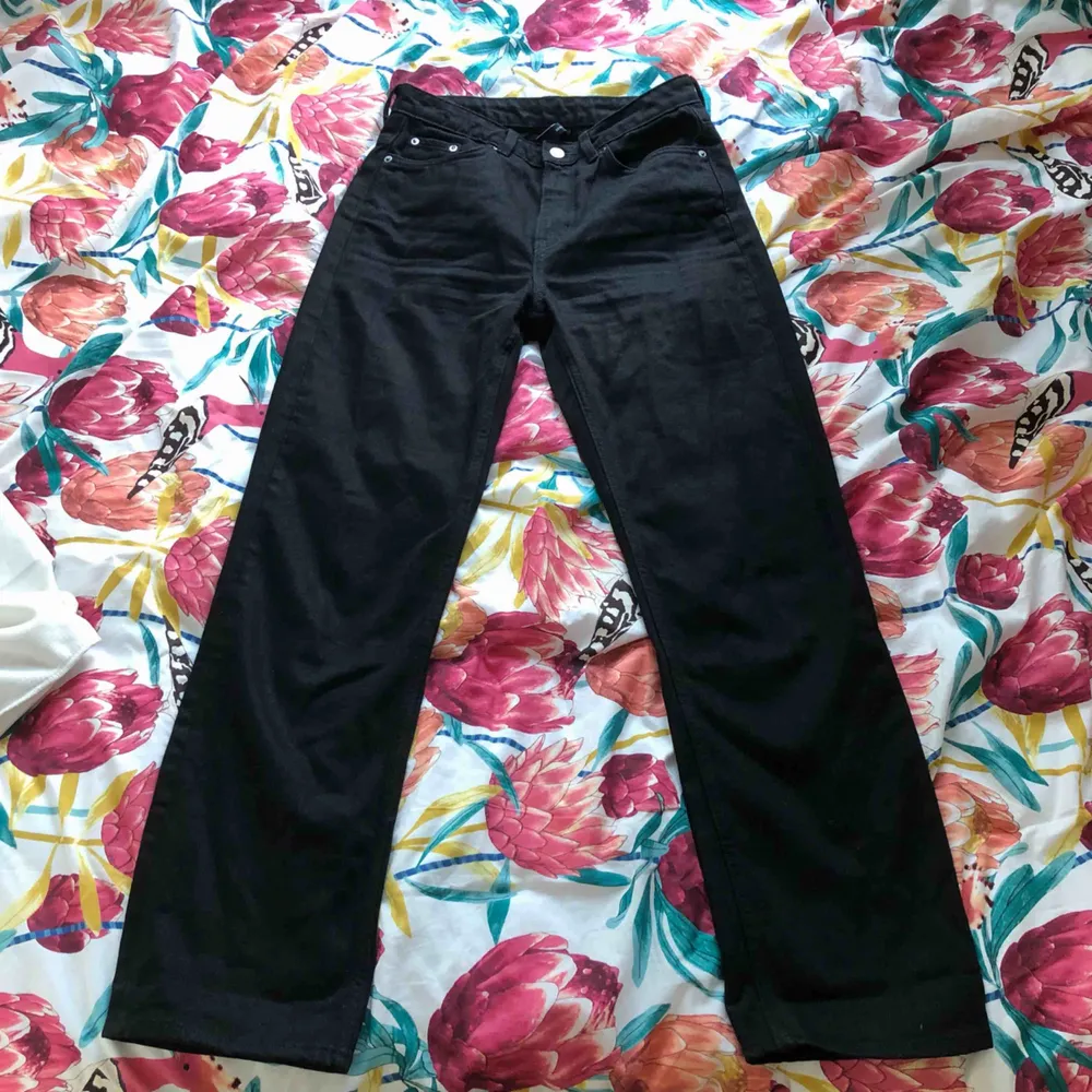 Svarta weekday voyage jeans.  Perfekt skikt, säljer för de är för små för mig :) . Jeans & Byxor.