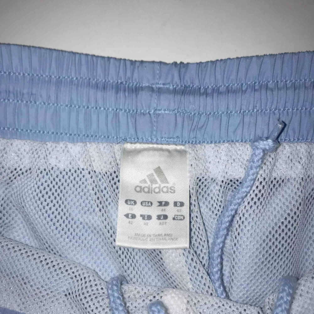  Superfina himmelsblå retro trackpants från Adidas! Inga synliga slitningar på dem och de går att justera i midjan med ett band. De är köpta från Asos Marketplace. . Jeans & Byxor.