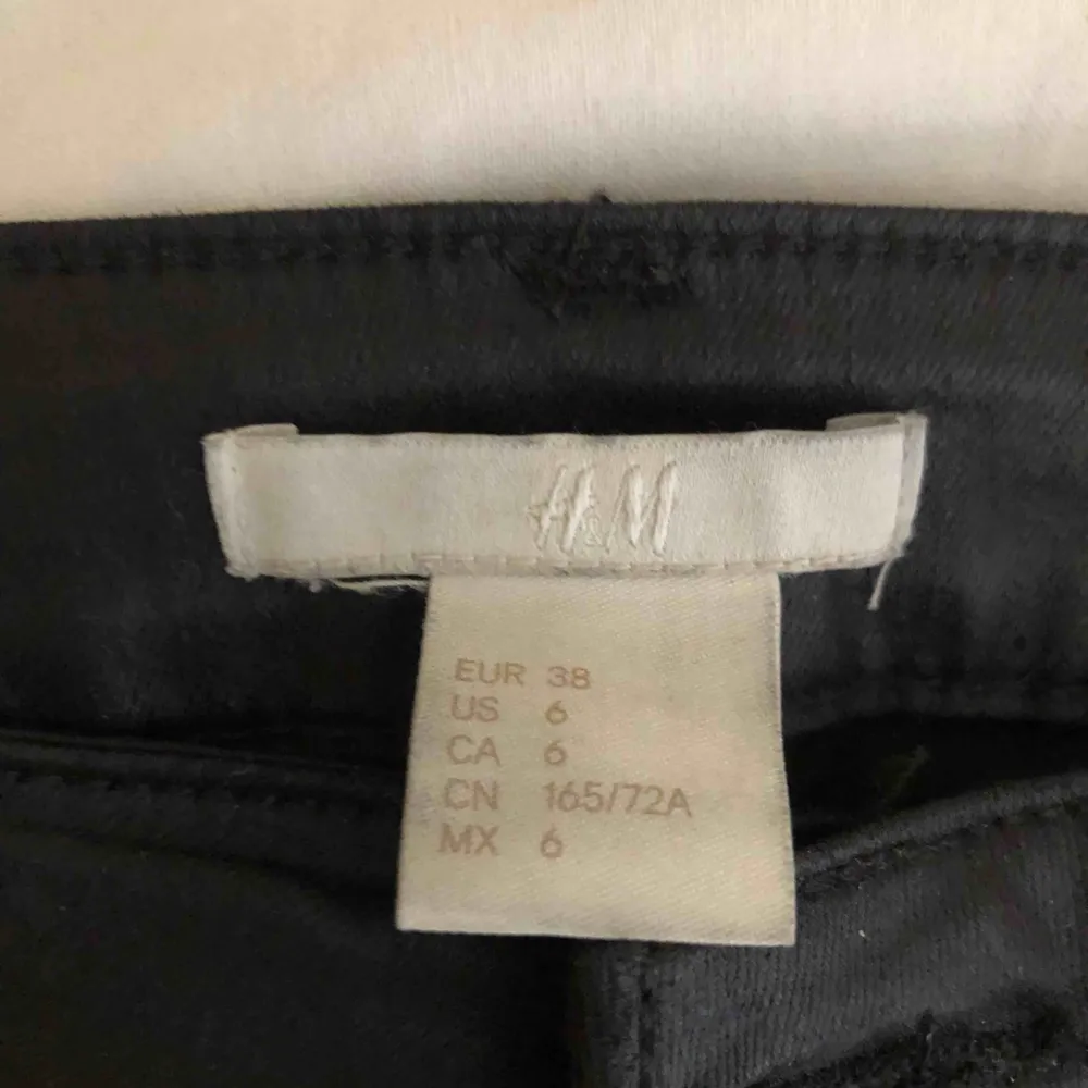 ”Lack” byxor från H&M, använda ett fåtal gånger. Storlek 38 men skulle säga att det är en 36-38. Fraktar men köparen står för frakten✨. Jeans & Byxor.