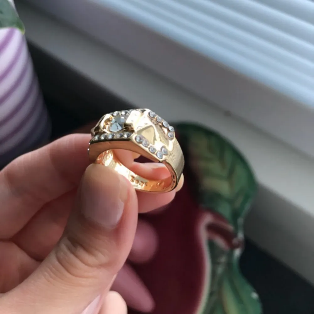 Ball guldig ring med diamantbling på💥Kan ej garantera nickelfrihet så köp ej vid allergi. Ringen är för stor för mig som oftast har st.5 eller 6 som motsvarar XS o S i ringar. Denna motsvarar ungefär st.M Frakt: 9:-. Accessoarer.